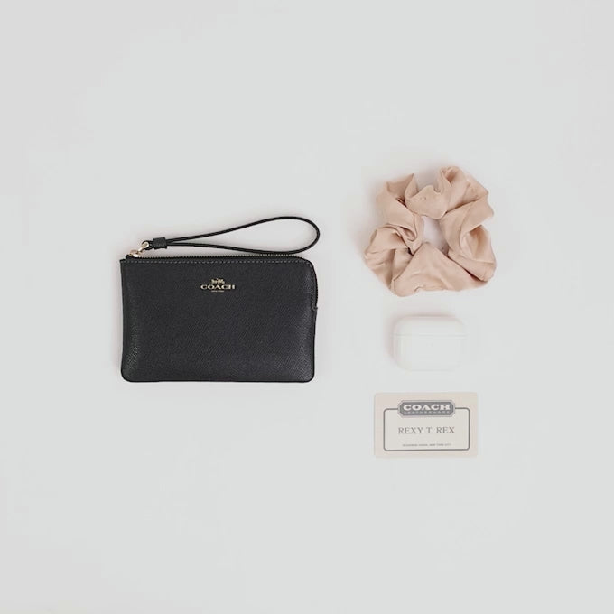 Cargar vídeo: Monedero Coach Corner Zip Wristlet