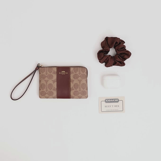 Cargar vídeo: Monedero Coach Corner Zip Wristlet In Signature Canvas